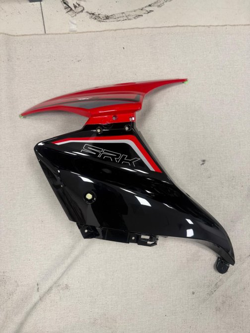 ÖN FAR PANELİ DEKORU SOL KIRMIZI (SRK125-R)SRK250-RS